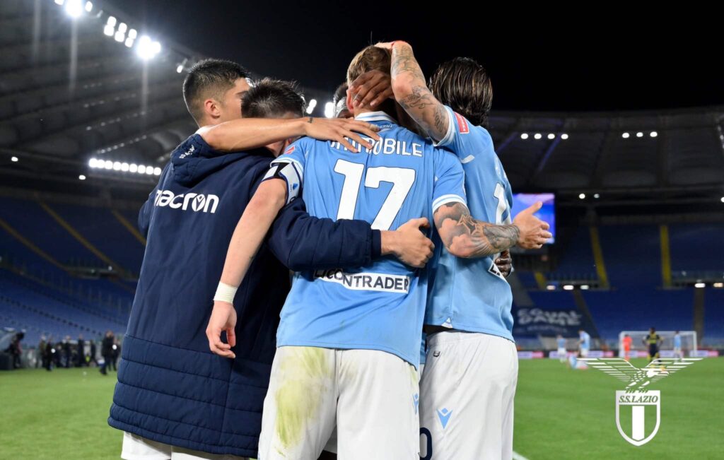 Immobile festeggia con i compagni dopo il goal al Parma
